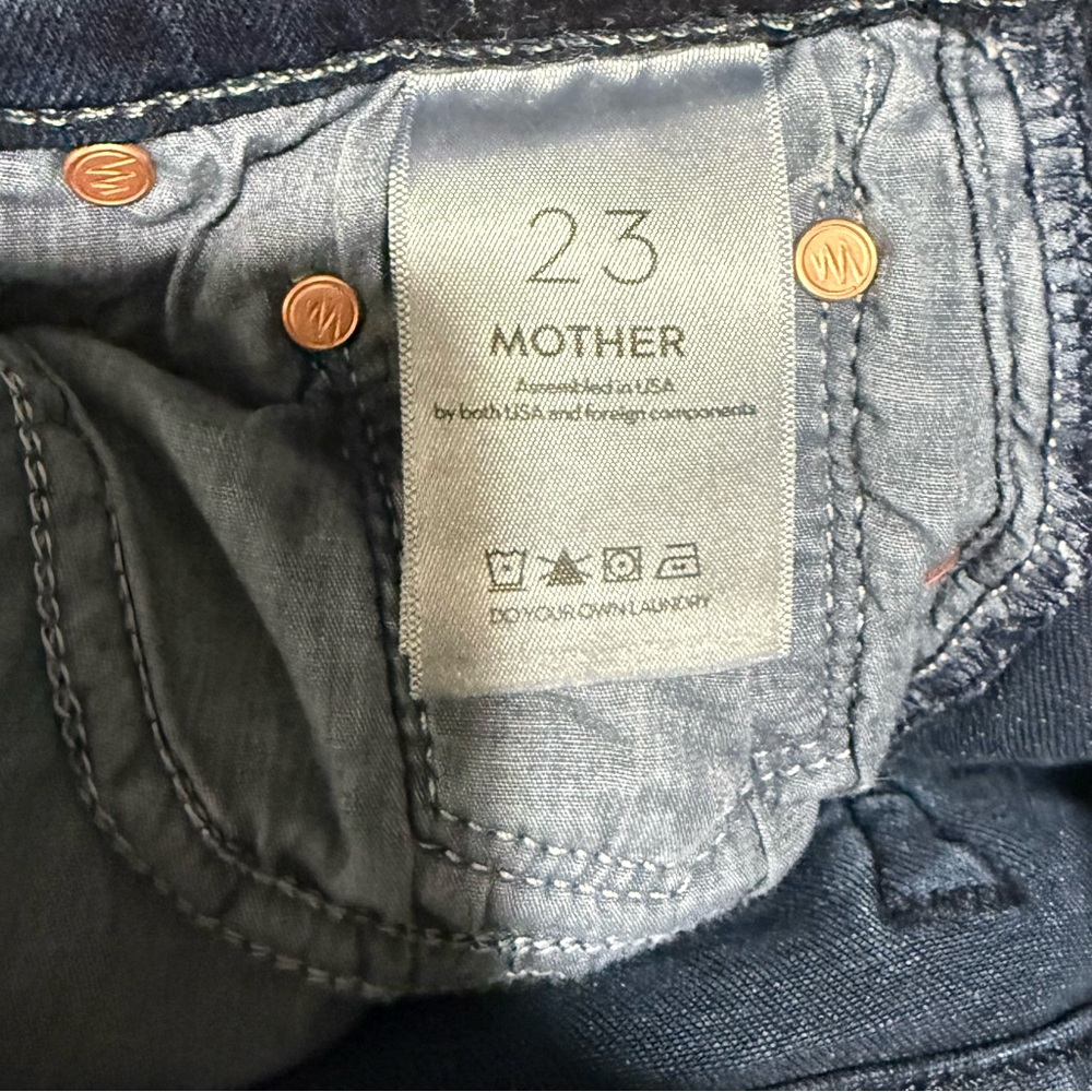 MOTHER The Weekender Frayed Flare Jeans Size 23 Chip On My Shoulder Wash - Picture 8 of 10